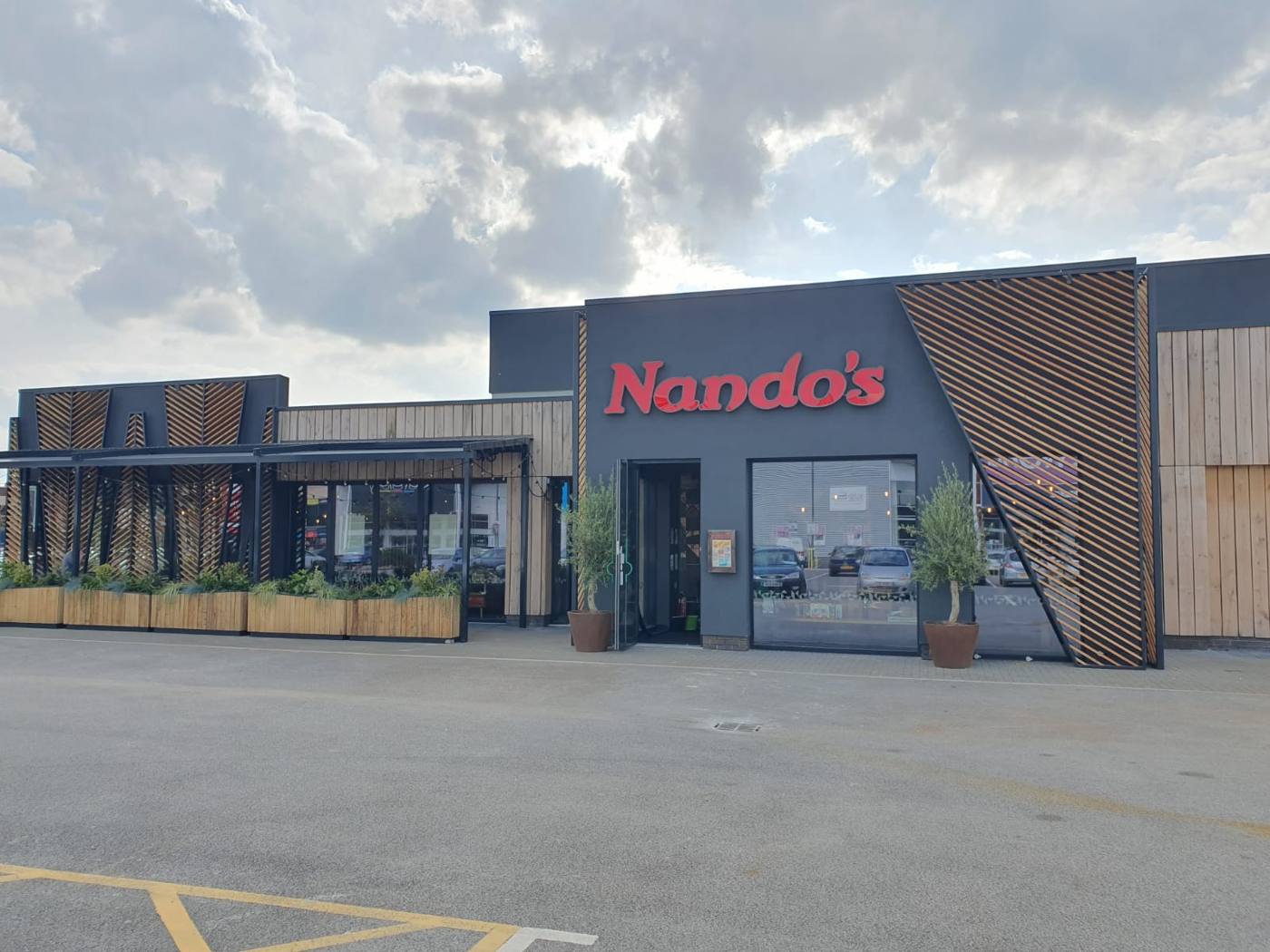 Exterior of a Nando's restaurant after a Vclear clean
